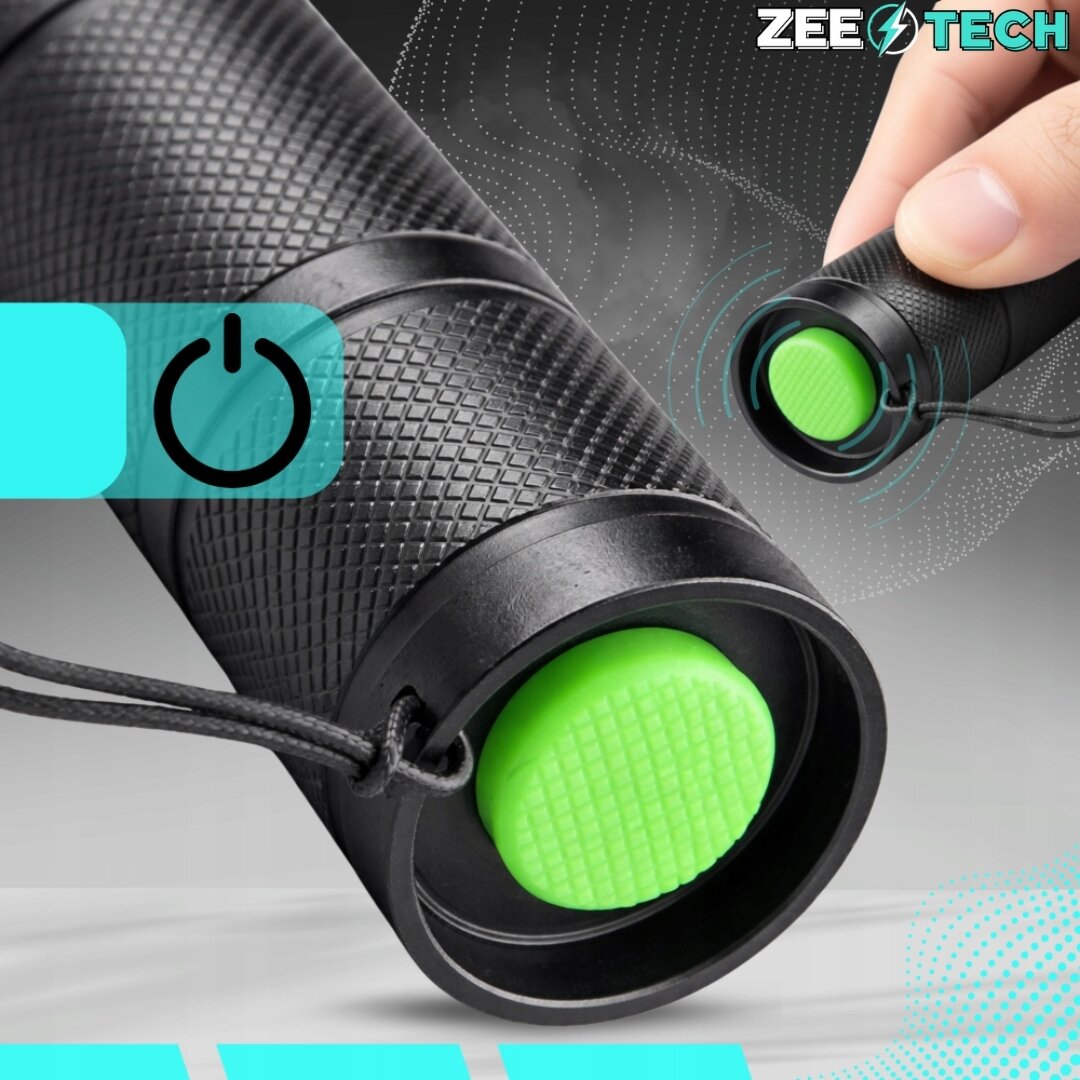 Obraz przedstawia czarną latarkę z zielonym przyciskiem na końcu, z teksturą antypoślizgową. W prawym górnym rogu widoczne jest logo \'ZEETECH\'.