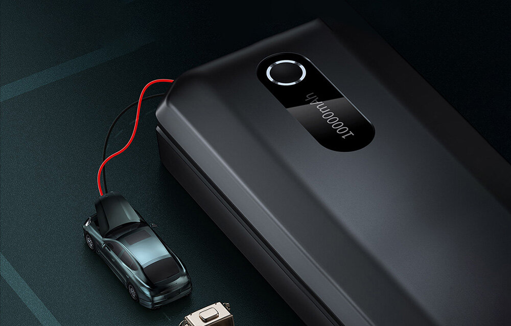 Czarny powerbank z widocznym napisem \'10000mAh\', do którego podłączony jest model samochodu za pomocą czerwono-czarnych kabli.