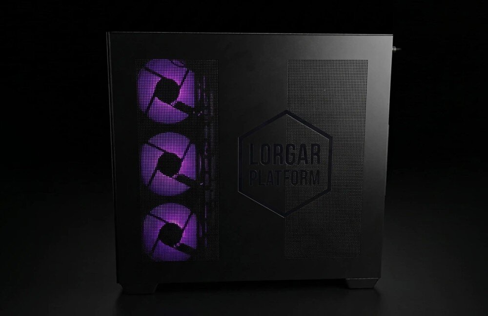 Komputer LORGAR Advanced PCA201-BK Boczny metalowy panel obudowy komputerowej z otworami wentylacyjnymi i tłoczonym napisem 'LORGAR PLATFORM'