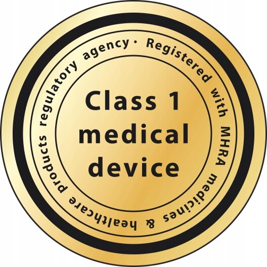 Złoty okrągły znak z napisem \'Class 1 medical device\' w centrum. Wokół znajduje się tekst: \'Registered with MHRA medicines & healthcare products regulatory agency\'.