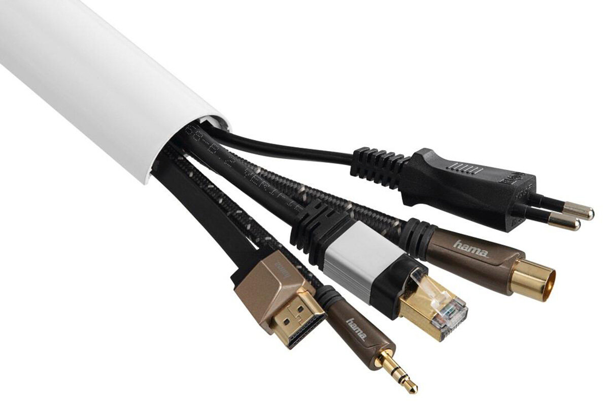 Biała maskownica kabli zawiera różne przewody, w tym HDMI, Ethernet i zasilający. Na jednym z kabli widoczne jest logo \'hama\'.