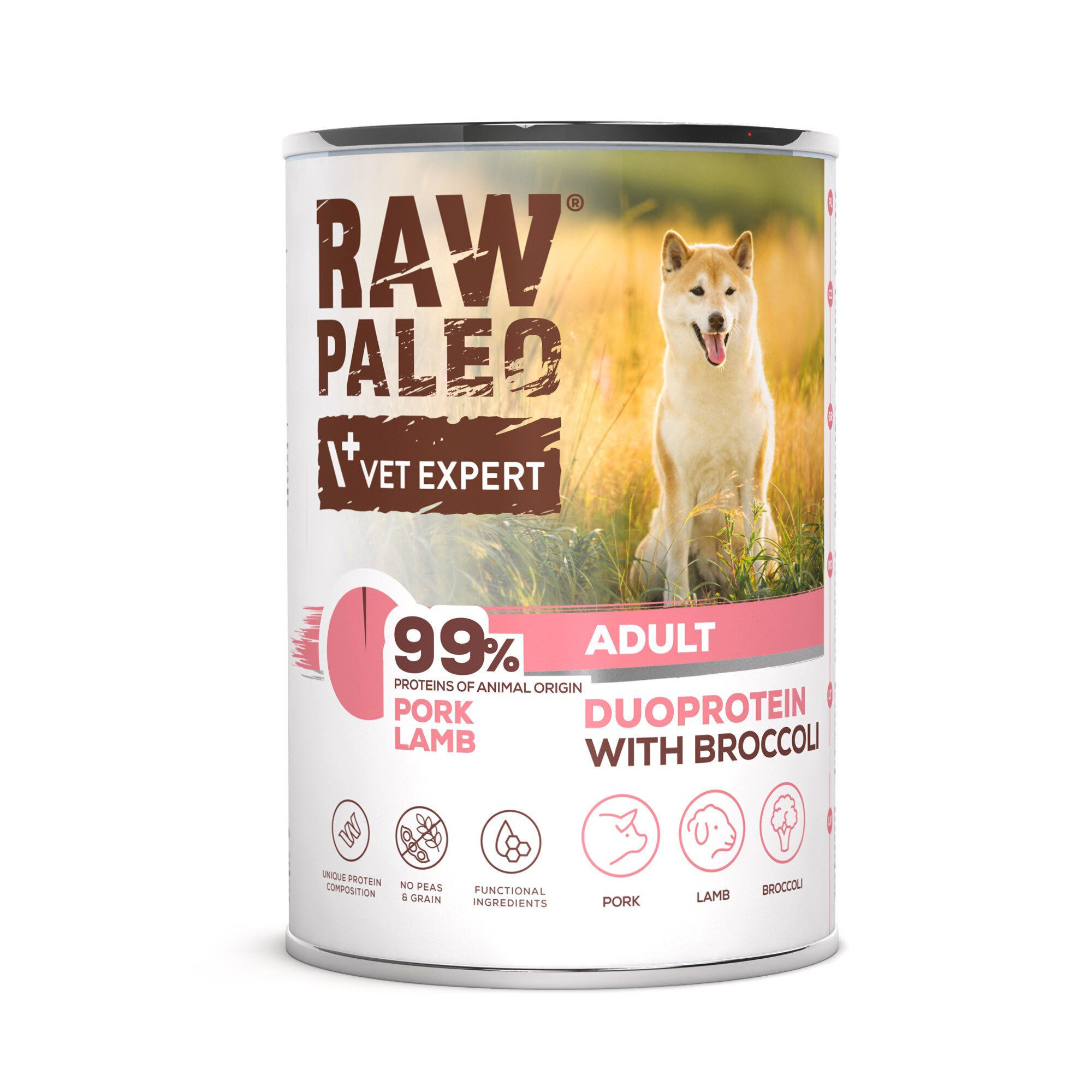 Puszka mokrej karmy dla psów z etykietą \'RAW PALEO VET EXPERT\' oraz zdjęciem psa na tle trawy. Na etykiecie widnieje napis \'99% PROTEINS OF ANIMAL ORIGIN PORK LAMB ADULT DUOPROTEIN WITH BROCCOLI\'.