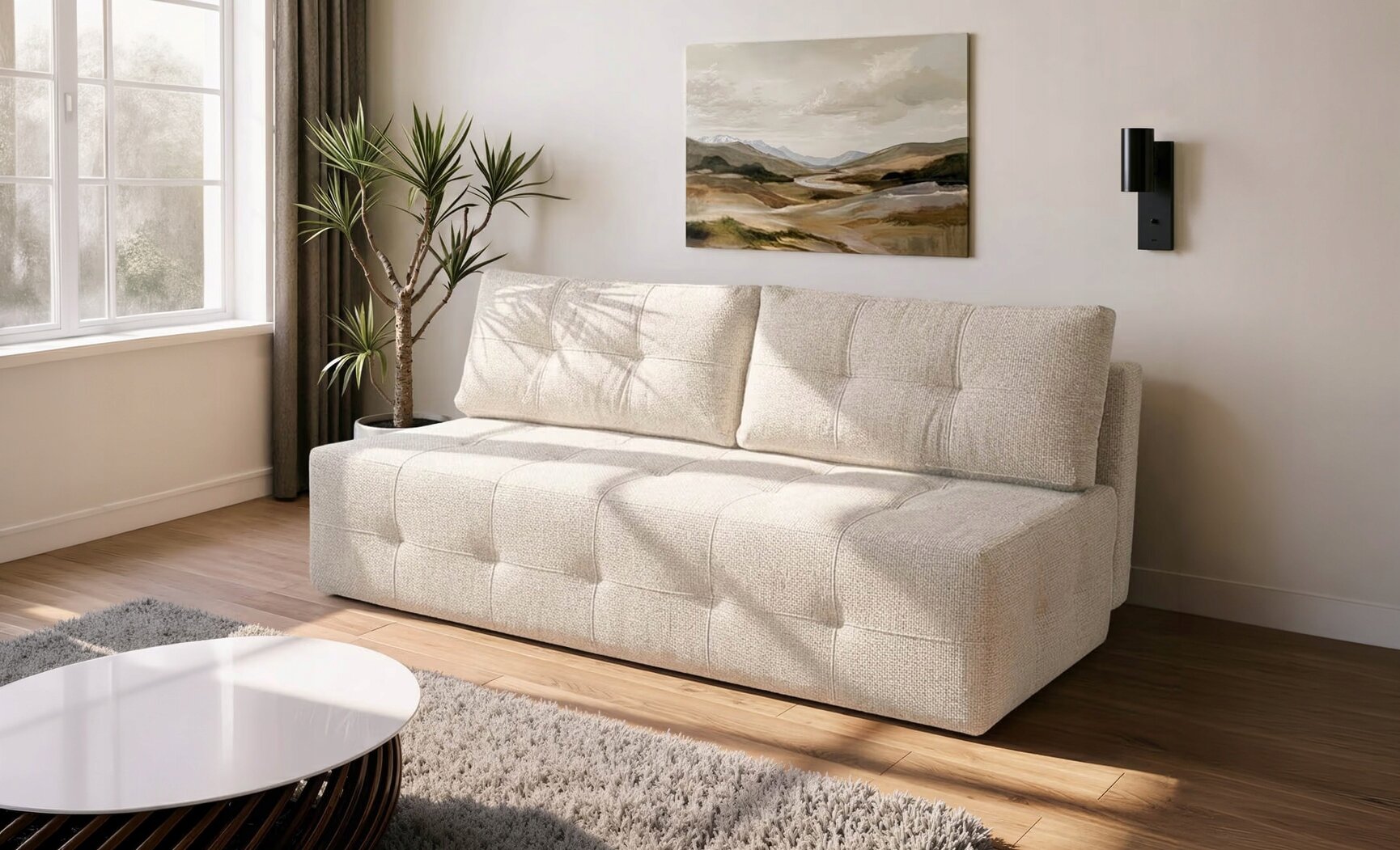 Kremowa sofa rozkładana z funkcją spania znajduje się w jasnym salonie z dużym oknem. Na ścianie wisi obraz przedstawiający krajobraz, a obok sofy stoi roślina doniczkowa.