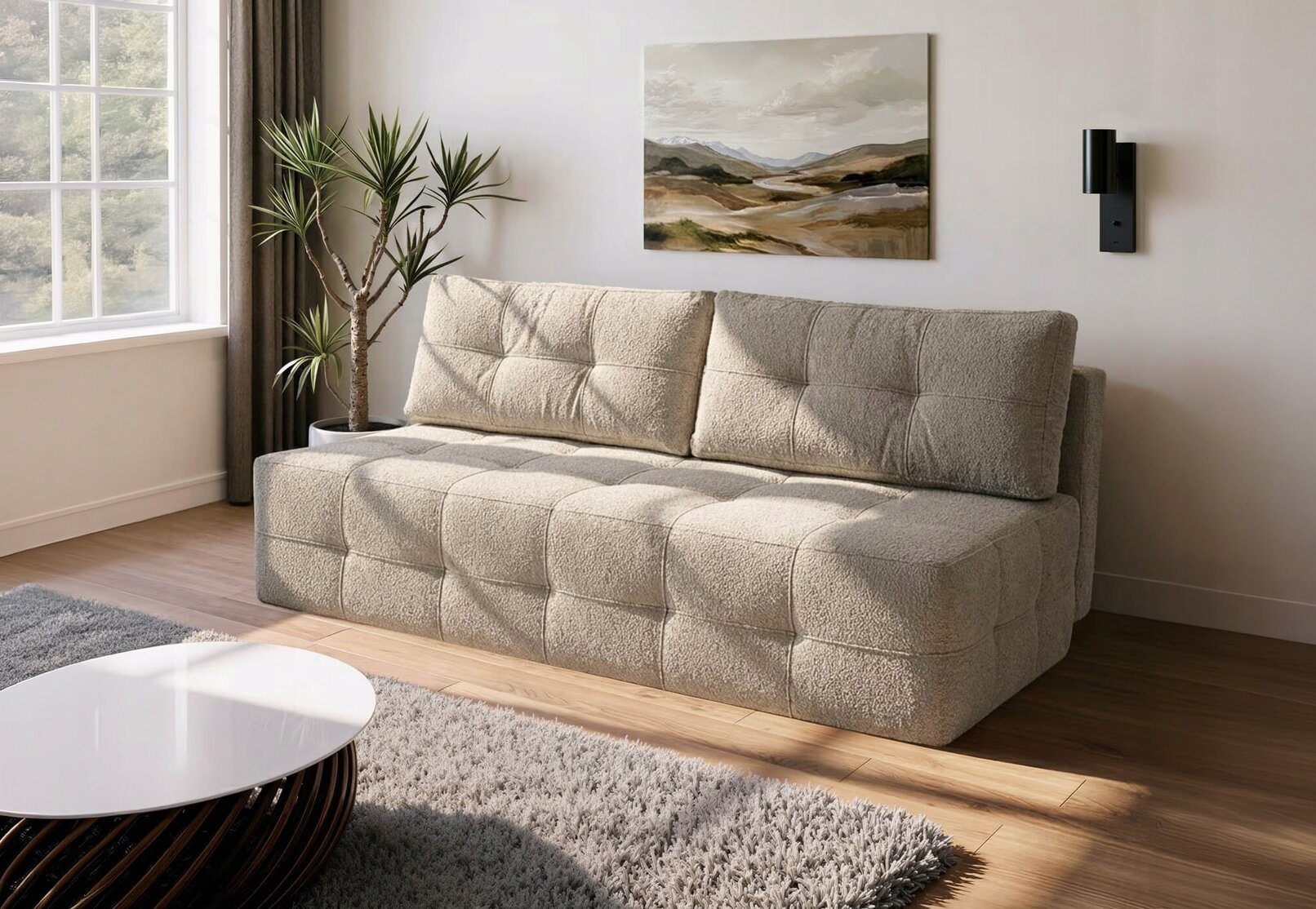 Kremowa sofa rozkładana z funkcją spania znajduje się w salonie z drewnianą podłogą i szarym dywanem. W tle widać roślinę doniczkową, obraz na ścianie oraz okno z zasłoną.
