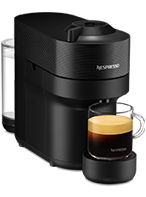 Czarny ekspres do kawy z filiżanką pełną kawy. Na urządzeniu widoczne jest logo \'Nespresso\'.