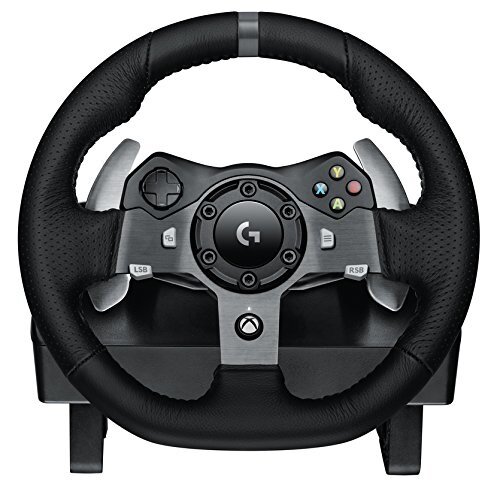 Czarna kierownica z przyciskami i logo \'G\' na środku, przeznaczona do gier na PC i Xbox One. Widoczne są przyciski oznaczone symbolami i literami oraz metalowe łopatki zmiany biegów.