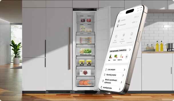 Otwarta zamrażarka z kilkoma półkami, na których znajdują się różne produkty spożywcze. Obok zamrażarki widoczny jest smartfon z aplikacją do zarządzania żywnością.