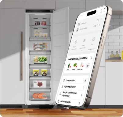 Obraz przedstawia otwartą zamrażarkę z kilkoma półkami, na których znajdują się różne produkty spożywcze. Obok zamrażarki widoczny jest smartfon z aplikacją do zarządzania żywnością, na ekranie widać tekst \'ZARZĄDZANIE ŻYWNOŚCIĄ\'.