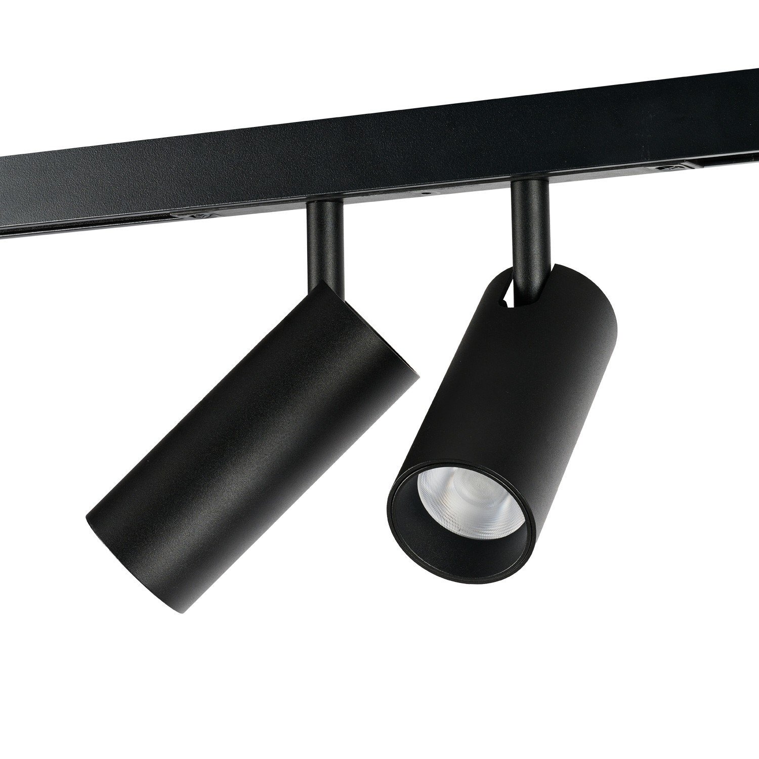 Czarna lampa reflektorowa LED z dwoma cylindrycznymi źródłami światła zamontowana na szynoprzewodzie. Oba reflektory są skierowane w dół.