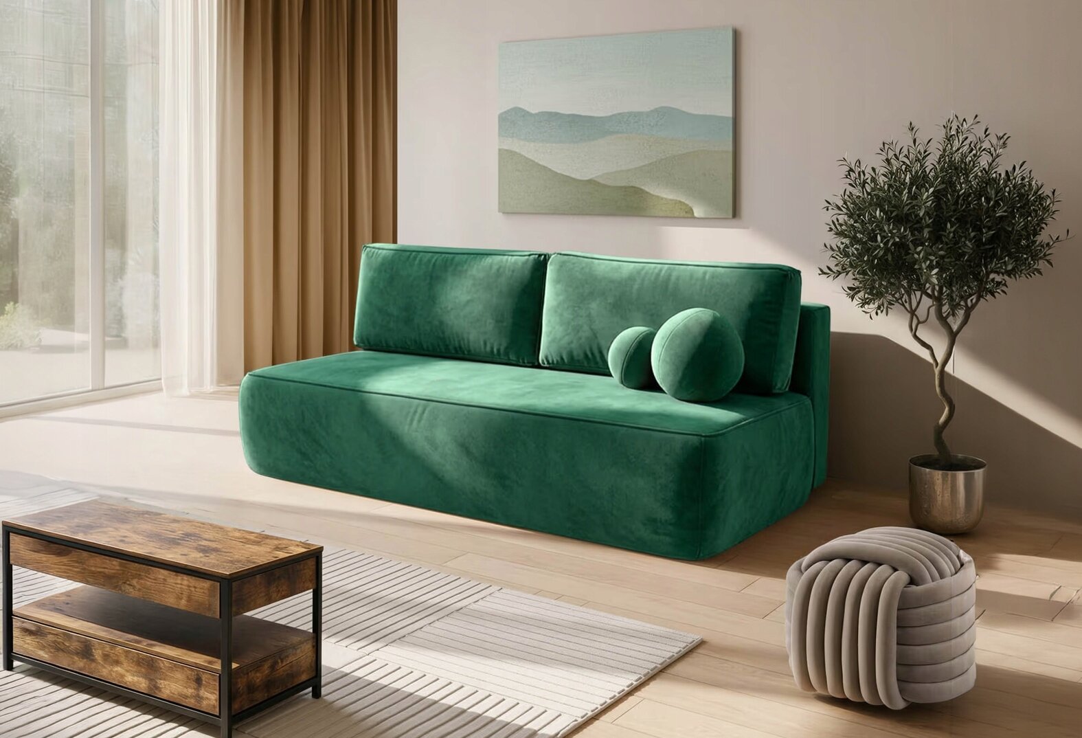 Zielona sofa rozkładana z funkcją spania znajduje się w nowoczesnym salonie z jasnymi ścianami i dużym oknem. Obok sofy stoi roślina w doniczce, a na ścianie wisi obraz przedstawiający góry.