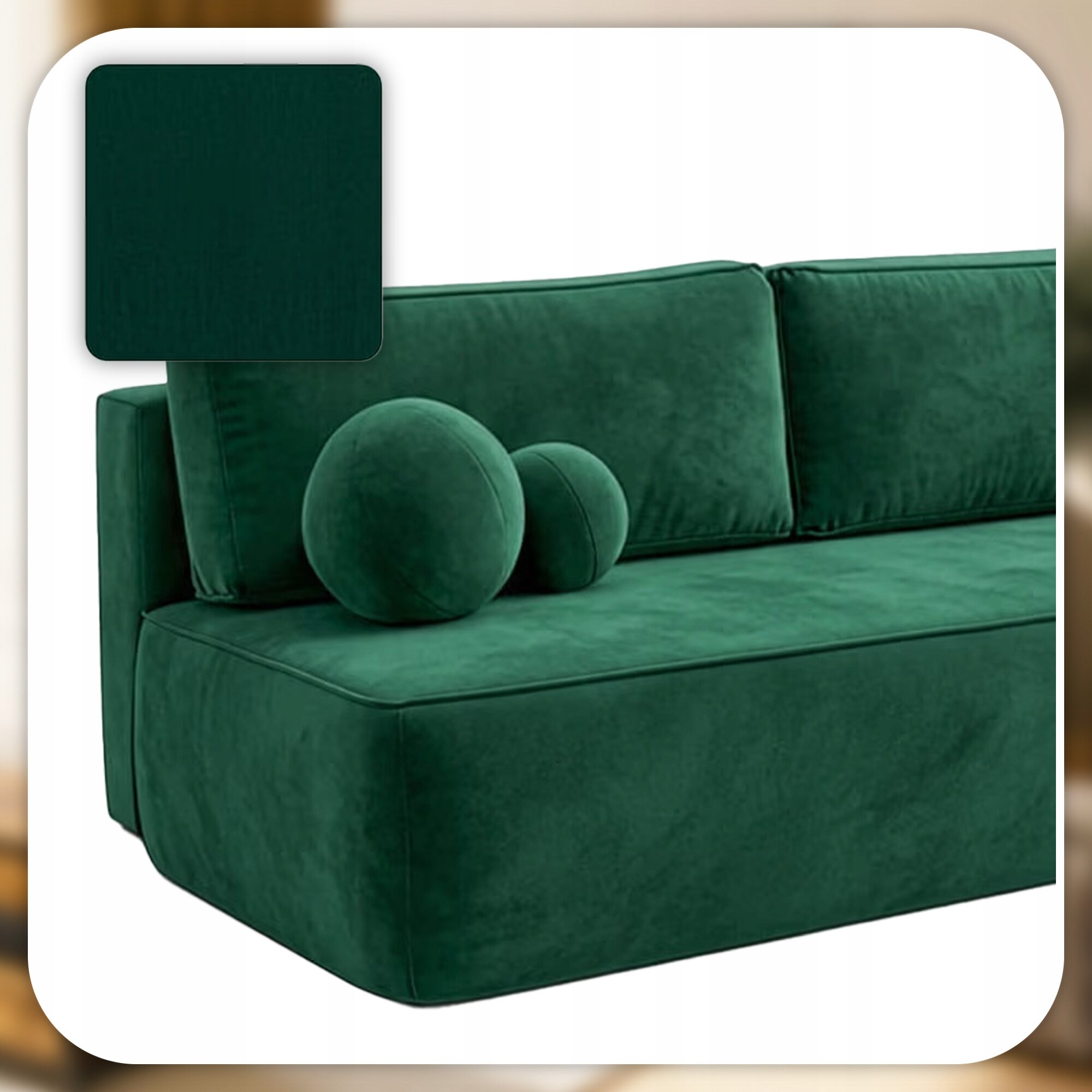 Zielona sofa z funkcją spania, z widocznymi poduszkami i dwoma kulistymi ozdobami. W lewym górnym rogu znajduje się próbka materiału w tym samym kolorze.