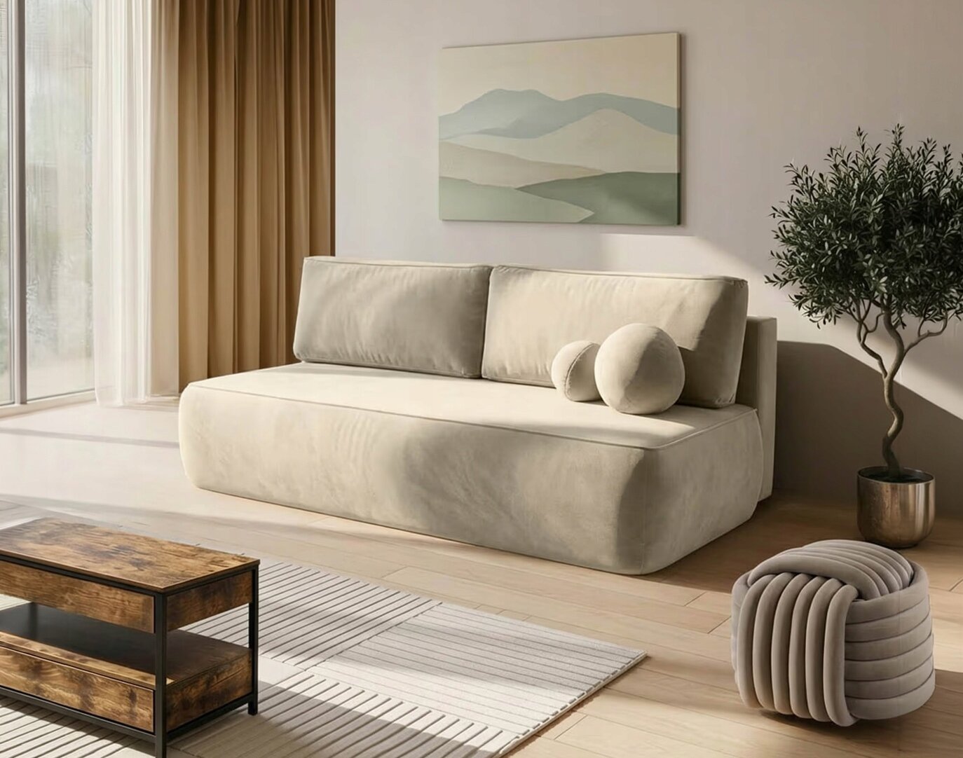 Kremowa sofa z dwoma poduszkami i okrągłą poduszką dekoracyjną stoi w jasnym salonie. Obok znajduje się mały stolik kawowy z drewnianym blatem i metalową ramą oraz roślina w doniczce.
