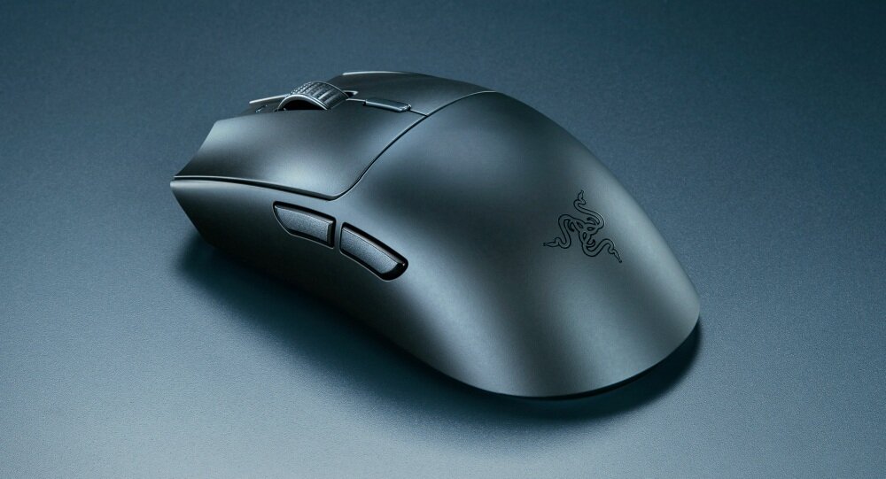 Czarna mysz komputerowa z dwoma przyciskami bocznymi i logo Razer na powierzchni. Mysz ma ergonomiczny kształt i widoczny scroll.