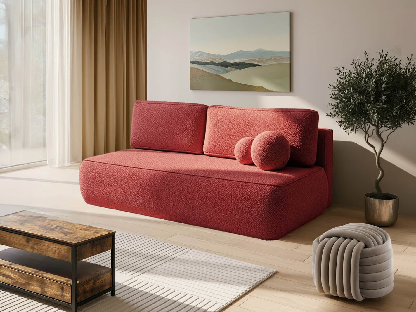 Czerwona sofa z funkcją spania, wykonana z materiału boucle, stoi w jasnym pokoju z drewnianą podłogą. Obok sofy znajduje się roślina w doniczce, a na ścianie wisi obraz przedstawiający krajobraz.
