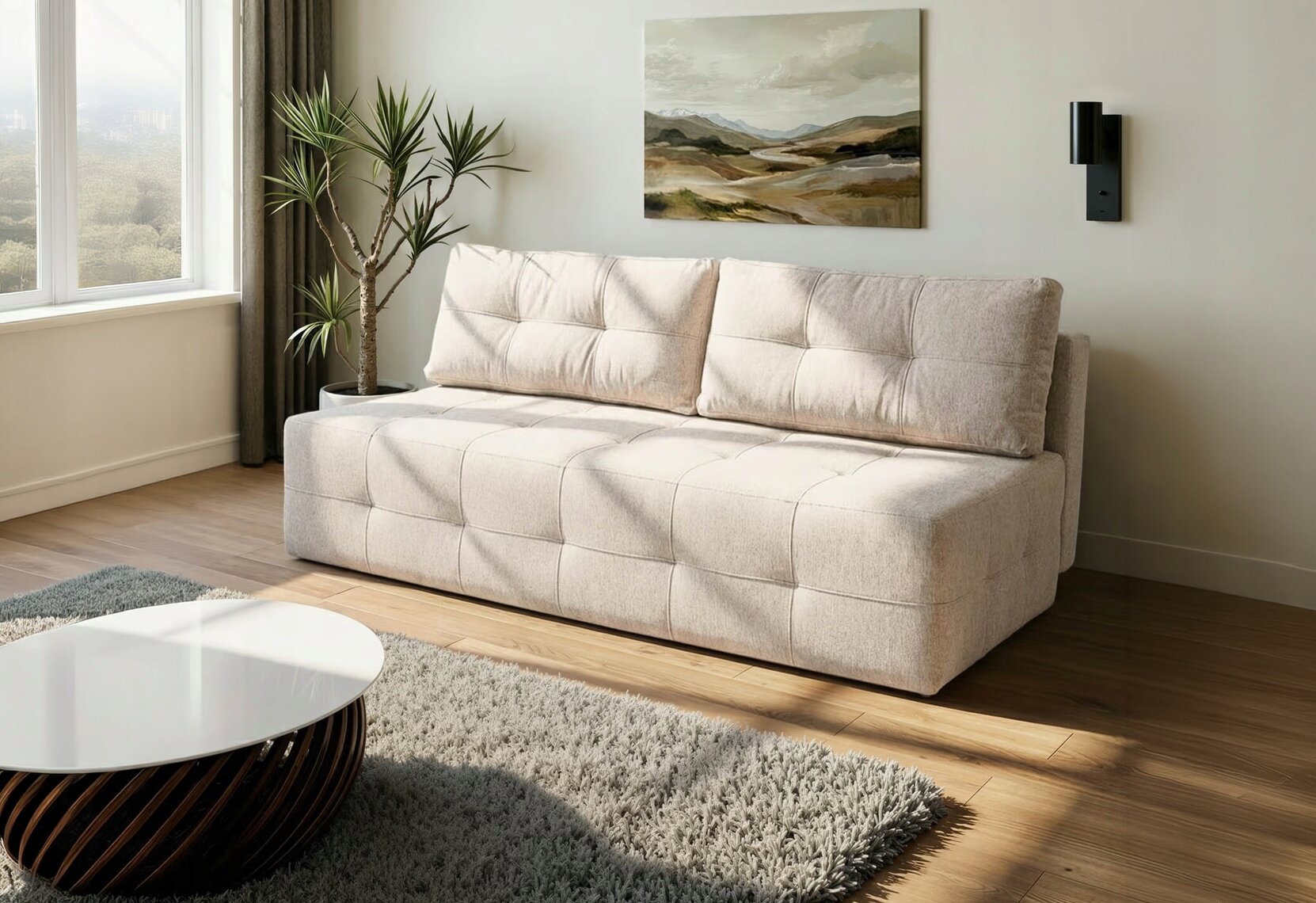 Kremowa sofa rozkładana z funkcją spania znajduje się w nowoczesnym salonie z drewnianą podłogą. Obok sofy stoi roślina doniczkowa, a na ścianie wisi obraz przedstawiający krajobraz.