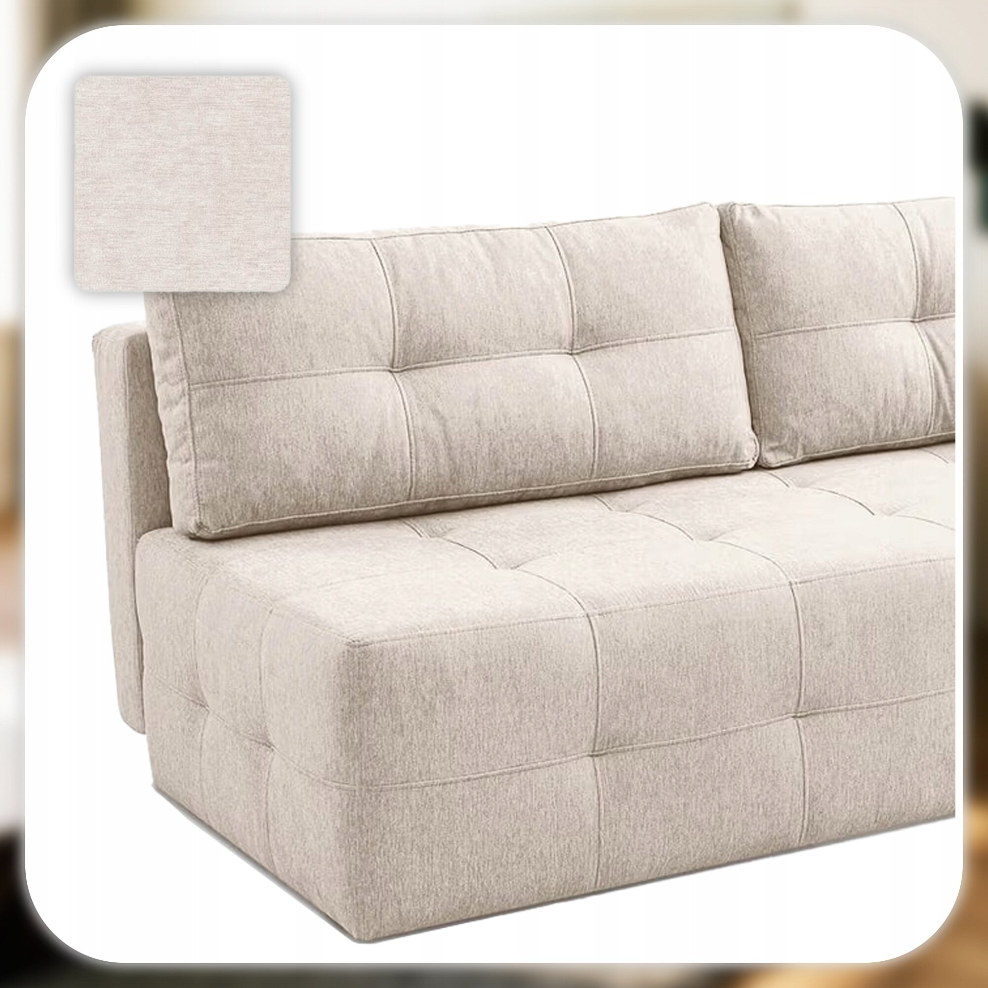 Kremowa sofa rozkładana z funkcją spania, z widocznymi przeszyciami na poduszkach i siedzisku. W lewym górnym rogu znajduje się próbka materiału w tym samym kolorze.