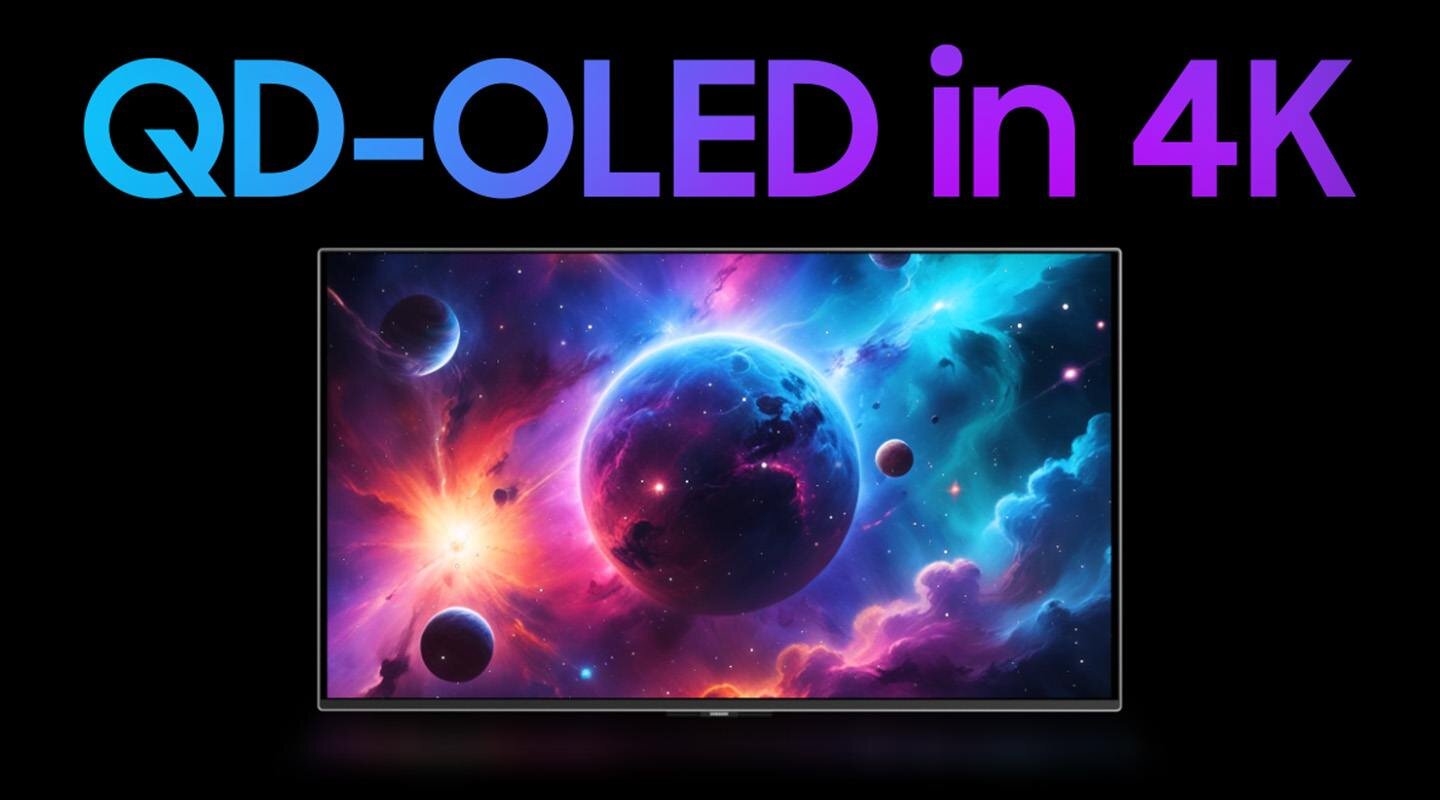 Obraz przedstawia monitor z wyświetlonym kolorowym kosmosem z planetami i mgławicami. Na górze widoczny jest tekst: \'QD-OLED in 4K\'.