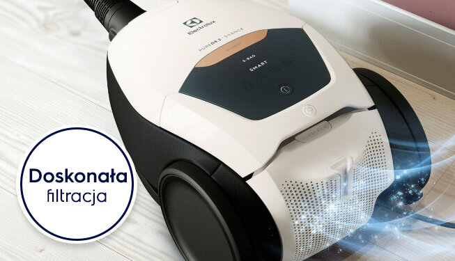 Odkurzacz ELECTROLUX Silence PD82-ALRG na podłodze, z widocznym logo producenta i napisem \'PURE D8.2 SILENCE\'. Obok znajduje się okrągły znak z tekstem \'Doskonała filtracja\'.