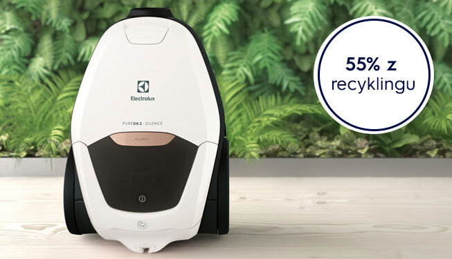 Odkurzacz ELECTROLUX Silence PD82-ALRG stoi na drewnianej powierzchni, w tle widoczne są zielone liście. Obok znajduje się okrągły znak z napisem \'55% z recyklingu\'.