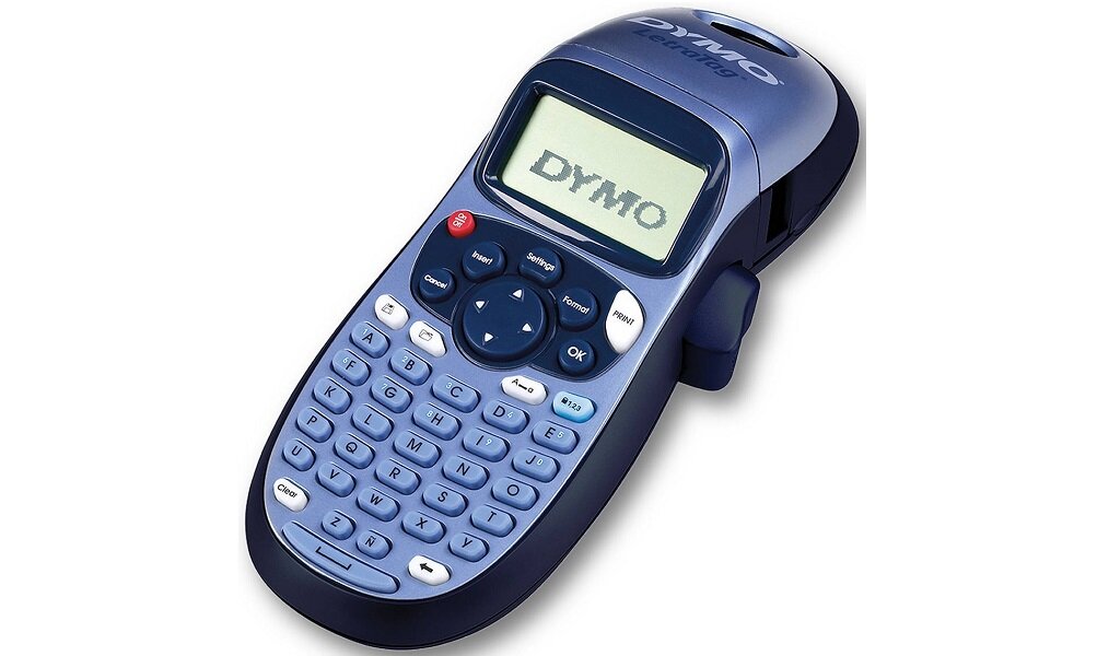 Na zdjęciu widoczna jest niebieska drukarka etykiet z wyświetlaczem LCD, na którym widnieje napis \'DYMO\'. Urządzenie posiada klawiaturę z okrągłymi przyciskami oraz logo DYMO na górnej części obudowy.