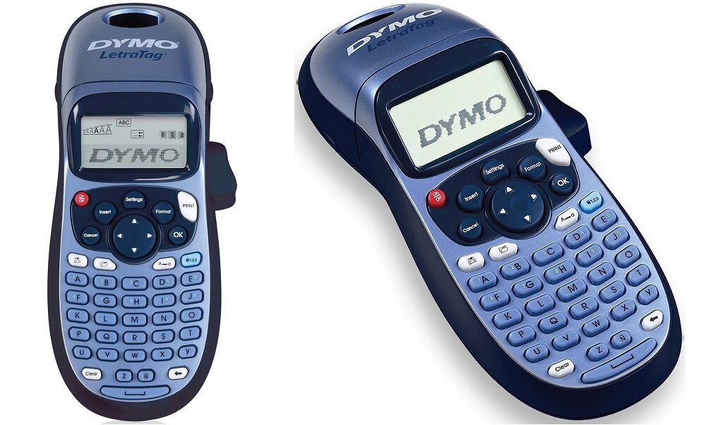 Na obrazie widoczna jest niebieska drukarka etykiet z wyświetlaczem LCD, na którym widnieje tekst \'DYMO\'. Urządzenie posiada klawiaturę z okrągłymi przyciskami oraz logo \'DYMO LetraTag\' na obudowie.