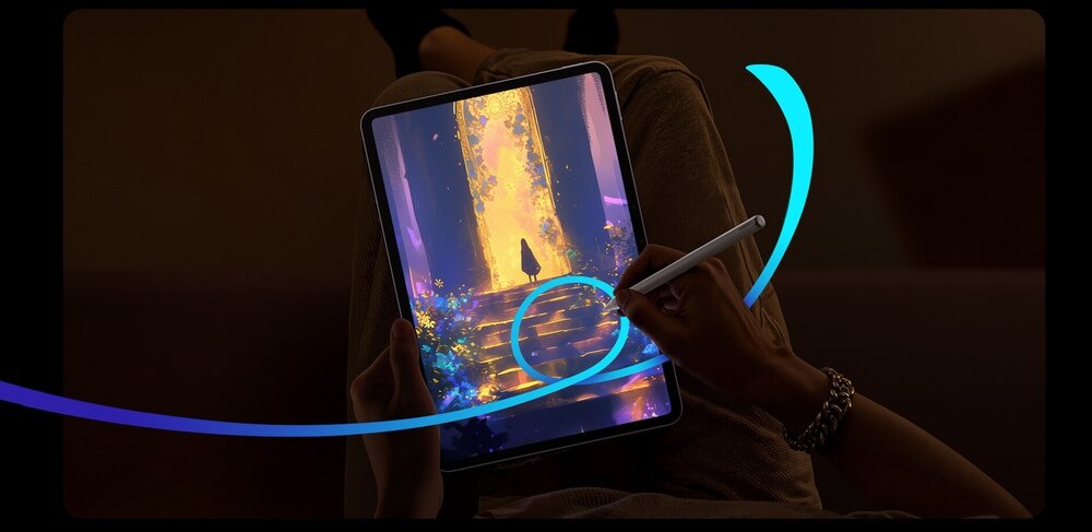 Osoba trzyma tablet z wyświetlonym kolorowym obrazem przedstawiającym postać na tle jasnego światła. Obok tabletu znajduje się rysik.