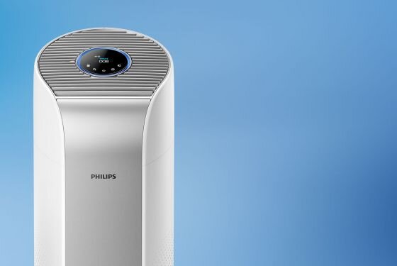 Na obrazie widoczny jest biały oczyszczacz powietrza z logo PHILIPS na przodzie. Na górze urządzenia znajduje się okrągły wyświetlacz z napisem \'CO2\'.