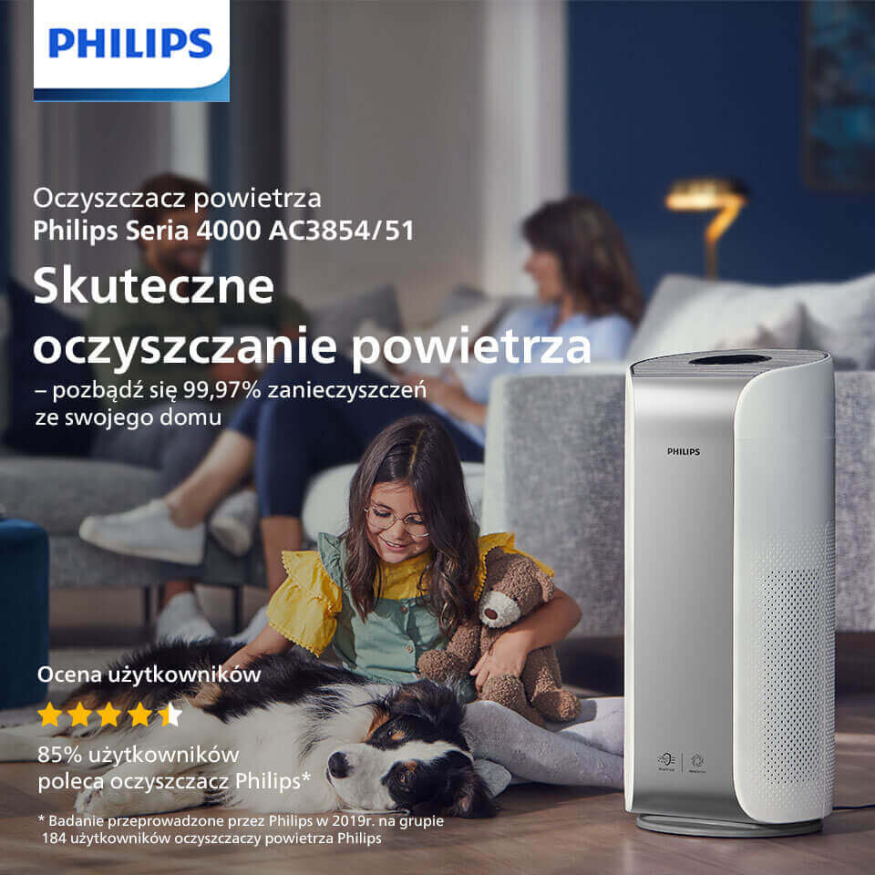 Na obrazie widoczny jest oczyszczacz powietrza marki Philips z serii 4000 AC3854/51 oraz tekst: \'Skuteczne oczyszczanie powietrza – pozbądź się 99,97% zanieczyszczeń ze swojego domu\'. W tle znajduje się dziecko z psem i pluszowym misiem, a także dwie osoby siedzące na kanapie.