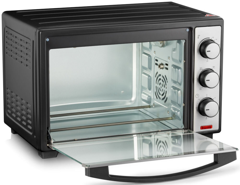Czarny mini piekarnik z otwartymi drzwiczkami, posiada trzy pokrętła sterujące z boku. Wnętrze piekarnika jest metaliczne z widocznym wentylatorem na tylnej ścianie.