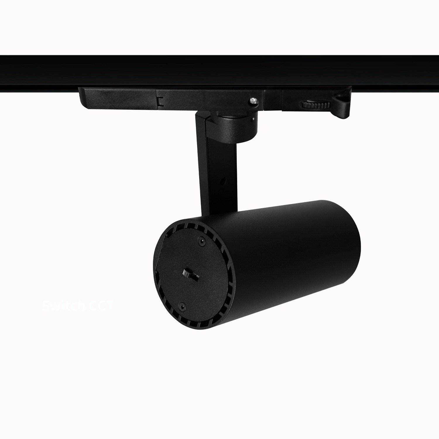 Czarny reflektor szynowy LED zamontowany na systemie szynowym. Na reflektorze widoczny jest napis \'Switch CCT\'.