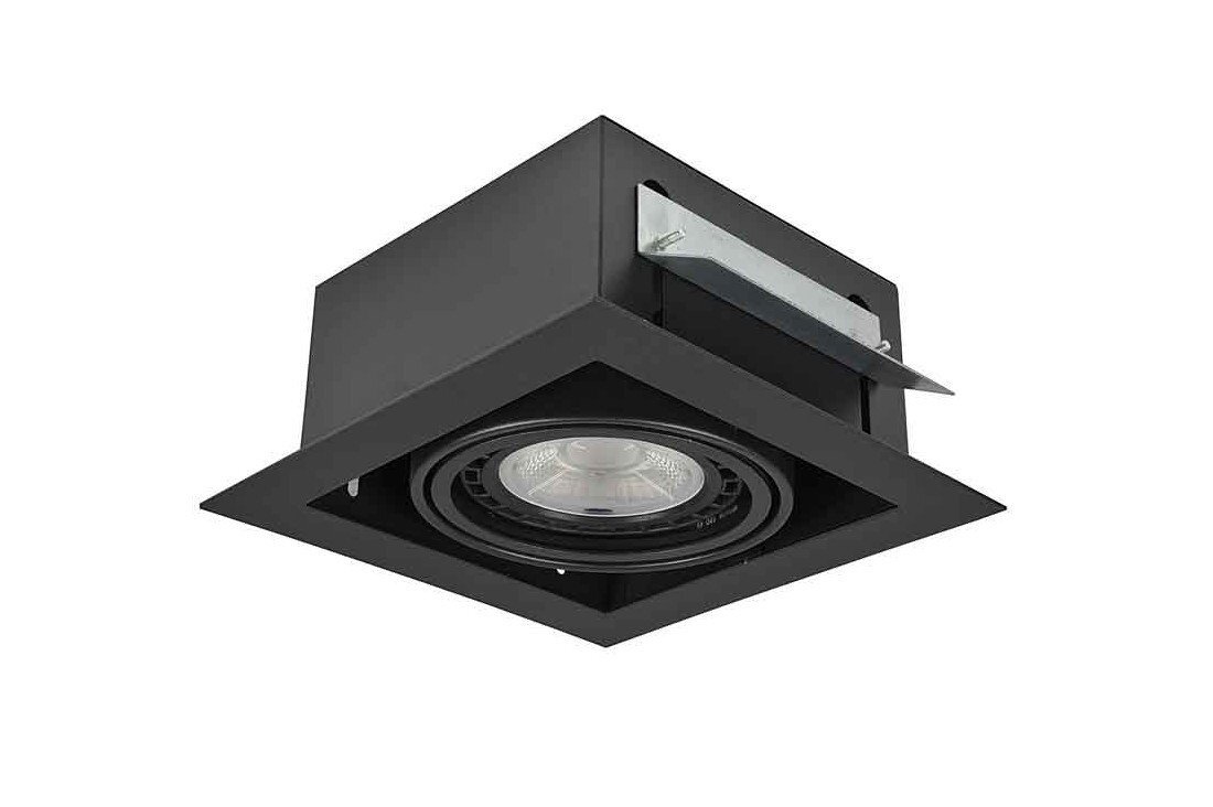 Czarna, kwadratowa oprawa wpuszczana z widocznym okrągłym źródłem światła w środku. Produkt ma metalowe elementy montażowe po bokach.