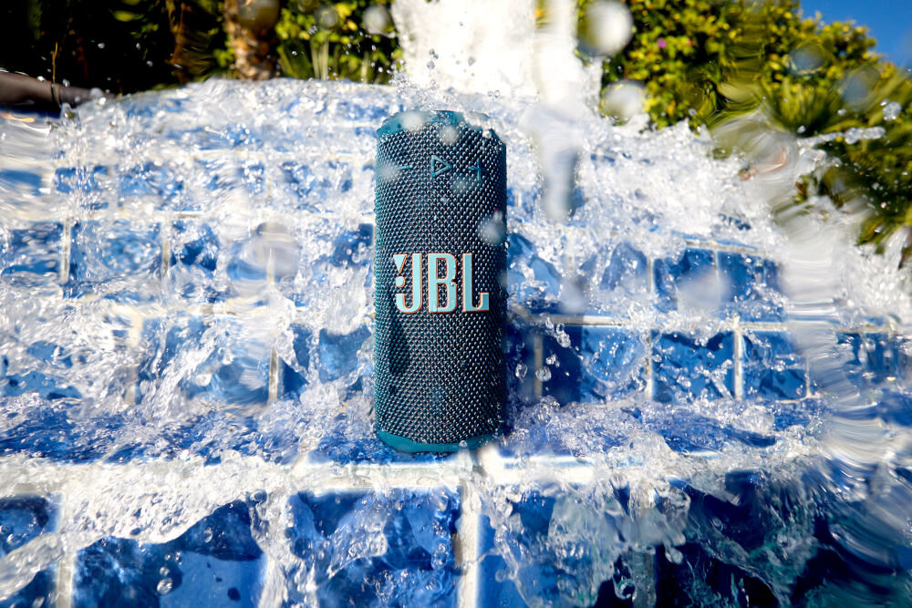 JBL Grip wodoodporny pyłoszczelny IP68 odporność na upadki - głośnik stojący w fontannie z płynącą wokół wodą