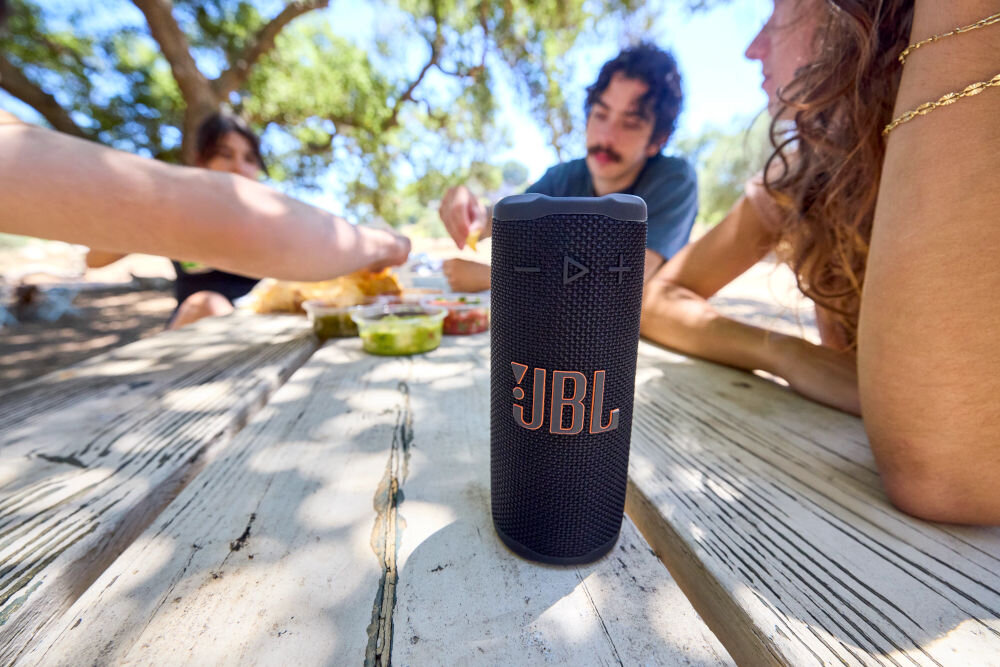 JBL Grip ekologia recykling trwały kompaktowy głośnik - głośnik stojący na drewnianej ławce