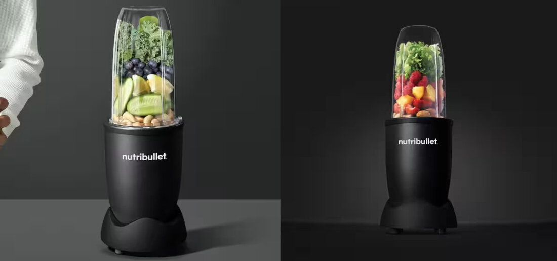 Na obrazie widoczne są dwa blendery personalne z logo \'nutribullet\', wypełnione różnymi owocami i warzywami. Blendery mają czarne podstawy i przezroczyste pojemniki.