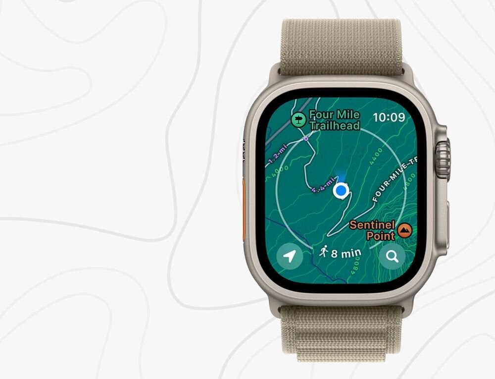 Smartwatch z wyświetlaczem pokazującym mapę z trasą i punktami oznaczonymi jako \'Four Mile Trailhead\' i \'Sentinel Point\'. Na ekranie widoczny jest czas 10:09 oraz informacja \'8 min\'.
