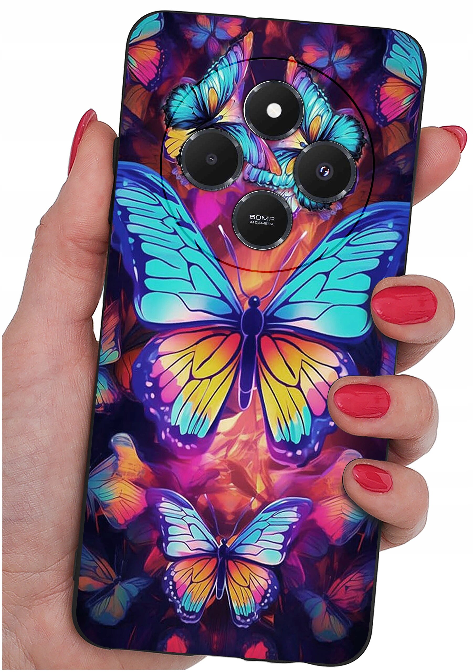 Etui na telefon z kolorowym wzorem motyli, trzymane w dłoni z pomalowanymi na czerwono paznokciami. Widoczny napis \'50MP AI Camera\'.