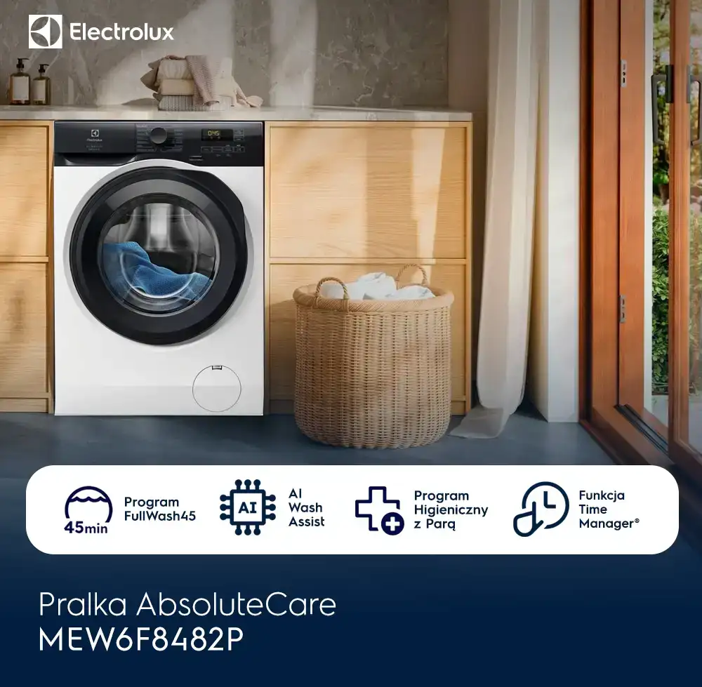 Pralka Electrolux w zabudowie drewnianej, obok kosz z praniem. Na dole widoczne są ikony funkcji: Program FullWash45, AI Wash Assist, Program Higieniczny z Parą, Funkcja Time Manager oraz napis \'Pralka AbsoluteCare MEW6F8482P\'.