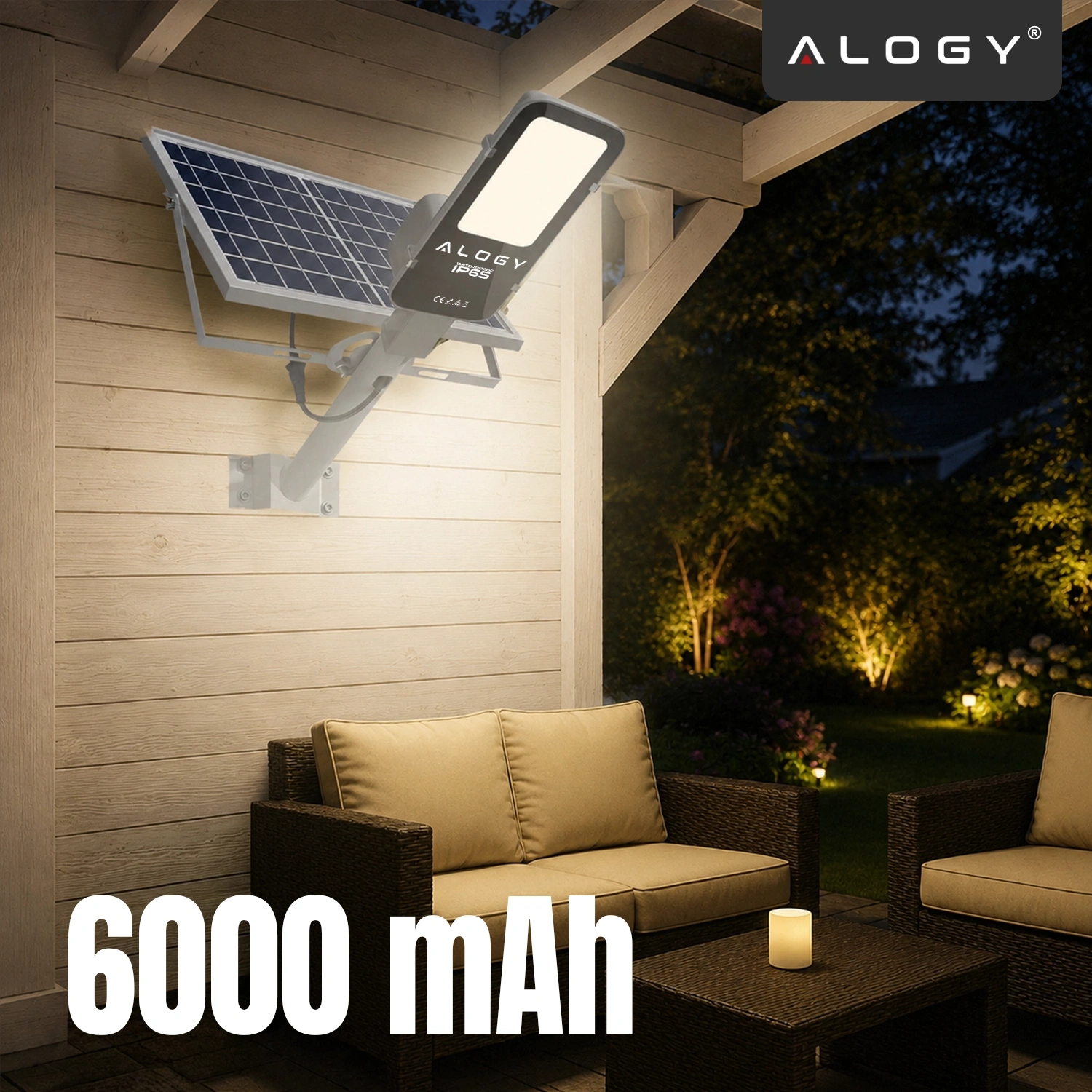 Na drewnianej ścianie zamontowana jest lampa solarna z panelem słonecznym, obok której widnieje napis \'Alogy IP65\'. Na dole obrazu znajduje się tekst \'6000 mAh\'.