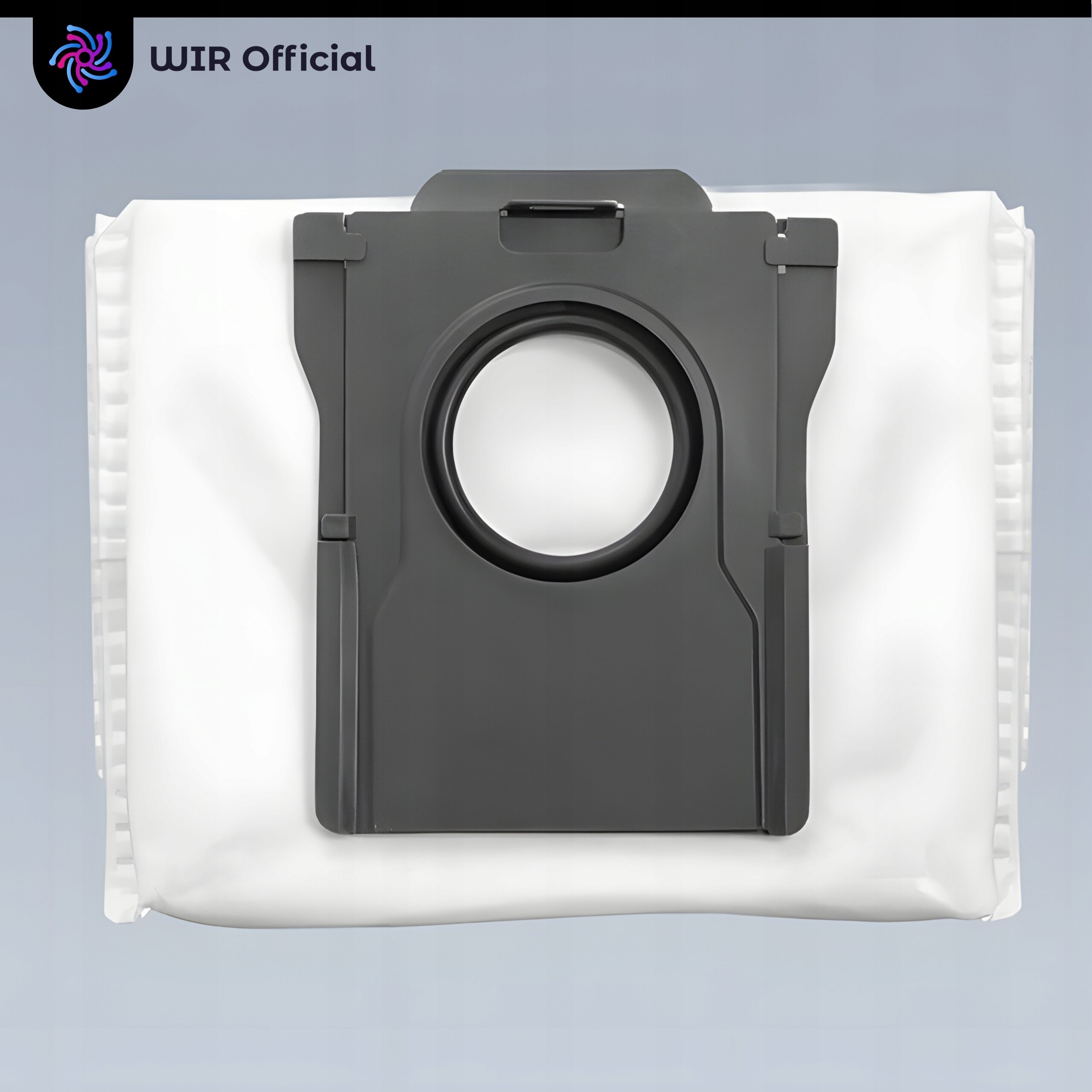 Na obrazie widoczny jest biały worek na kurz z czarnym plastikowym mocowaniem pośrodku. W lewym górnym rogu znajduje się logo z napisem \'WIR Official\'.