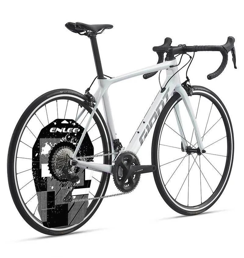 Biały rower szosowy z osłoną na tylne koło, na której widnieje napis \'ENLEE\'. Osłona chroni mechanizm napędowy i hamulec tarczowy.