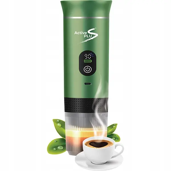 Zielony ekspres do kawy z wyświetlaczem cyfrowym i przyciskiem zasilania, oznaczony logo \'Active S PLUS\'. Obok ekspresu znajduje się filiżanka kawy i zielone liście.