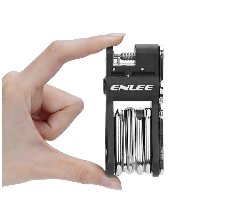 Osoba trzyma czarny multitool z widocznymi metalowymi narzędziami i logo \'ENLEE\'.