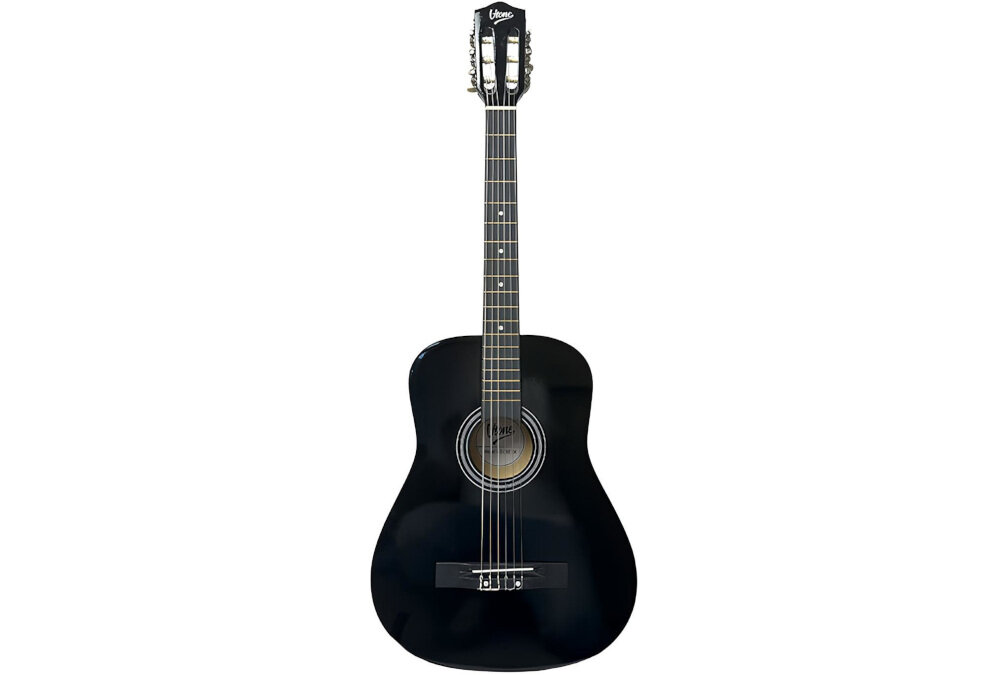 Czarna gitara klasyczna z sześcioma strunami i okrągłym otworem rezonansowym. Na główce widoczne jest logo producenta.