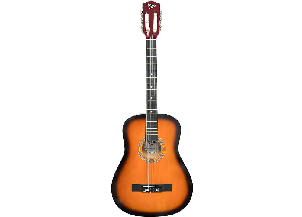 Gitara klasyczna w kolorze czarno-brązowym z sześcioma strunami i drewnianym korpusem. Na główce widoczne jest logo producenta w białym kolorze.
