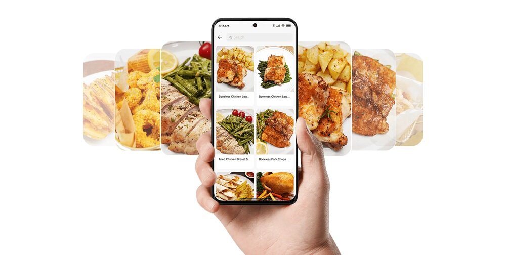 Osoba trzyma smartfon, na ekranie którego widoczne są zdjęcia różnych potraw, takich jak kurczak, ziemniaki i warzywa. W tle rozmyte obrazy jedzenia, które są podobne do tych na ekranie telefonu.