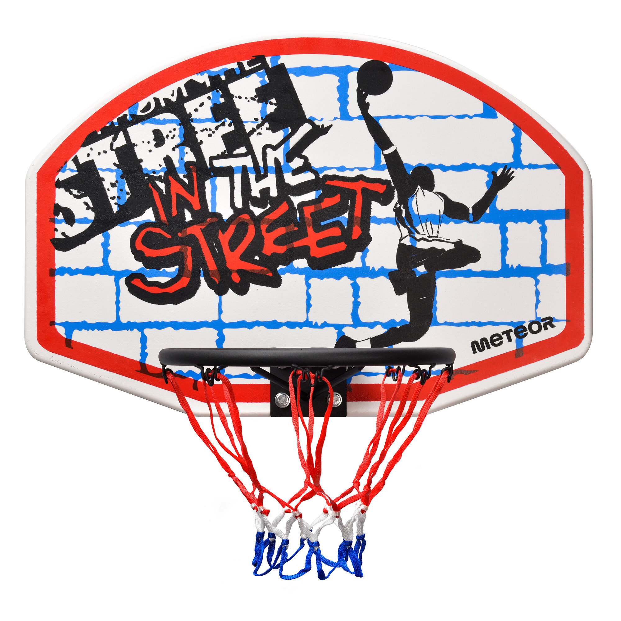 Tablica do koszykówki z grafiką przedstawiającą postać w skoku i napisem \'STREET IN THE STREET\' na tle niebieskiej ceglanej ściany. Logo \'METEOR\' znajduje się w dolnym rogu, a siatka kosza jest w kolorach czerwonym, białym i niebieskim.