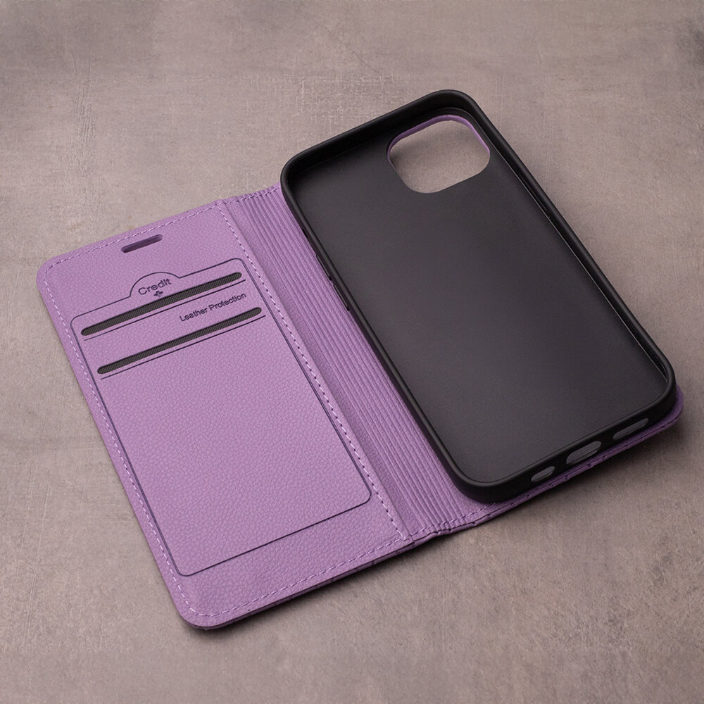 Fioletowe etui na telefon z miejscem na karty i czarną wewnętrzną częścią na urządzenie. Widoczny tekst: \'Credit\' oraz \'Leather Protection\'.