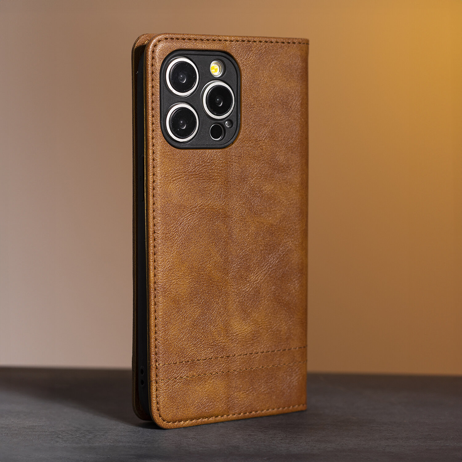 Brązowe etui na telefon z widocznymi wycięciami na aparat i lampę błyskową. Etui ma teksturę przypominającą skórę.