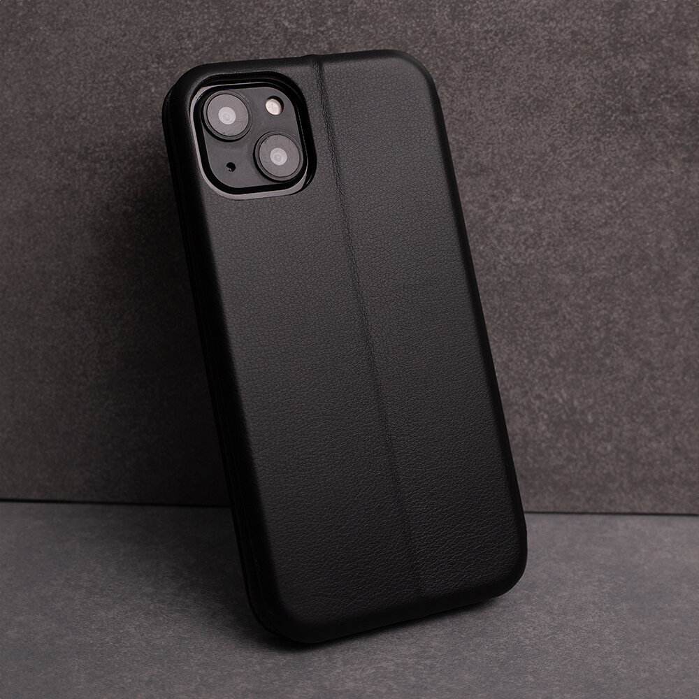 Czarne etui na telefon z widocznymi wycięciami na dwa obiektywy aparatu i lampę błyskową. Etui ma teksturę przypominającą skórę i jest ustawione na tle szarej powierzchni.