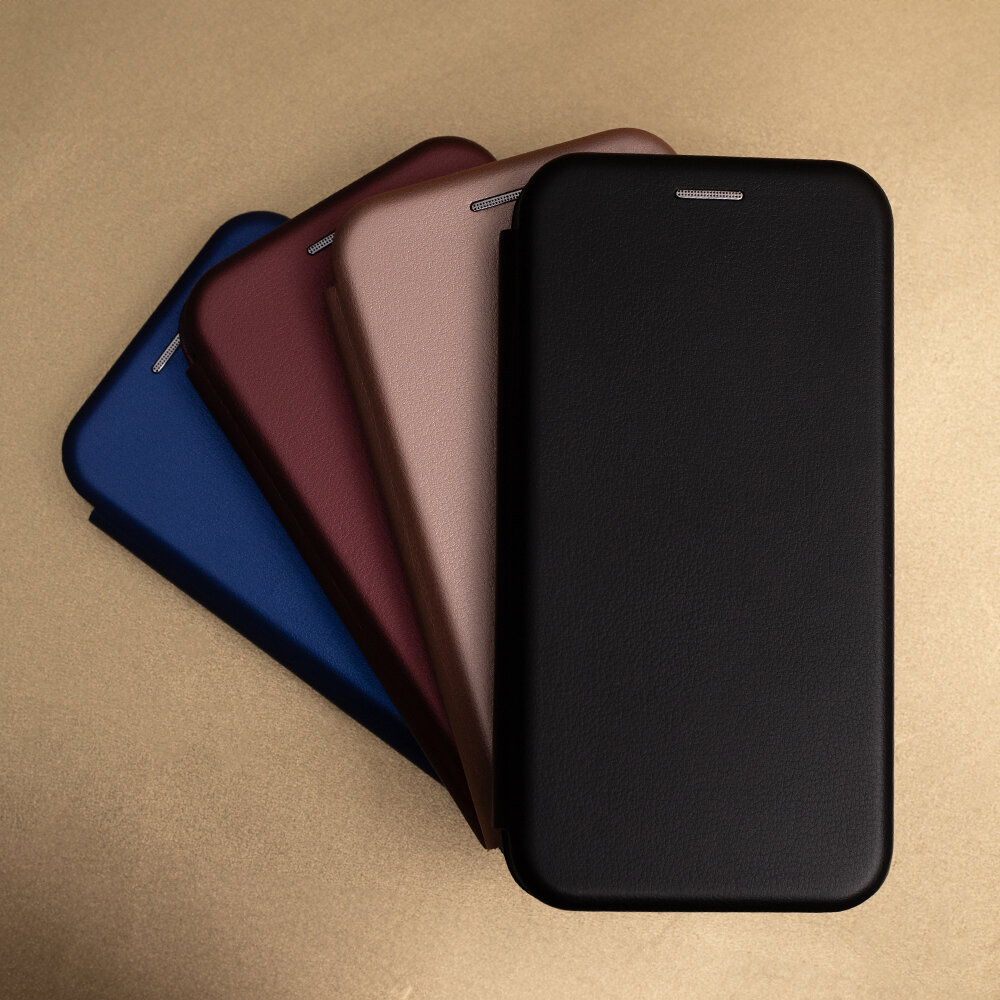 Na obrazie widoczne są cztery etui na telefon w różnych kolorach: granatowym, bordowym, różowym i czarnym, ułożone jedno na drugim na złotym tle.
